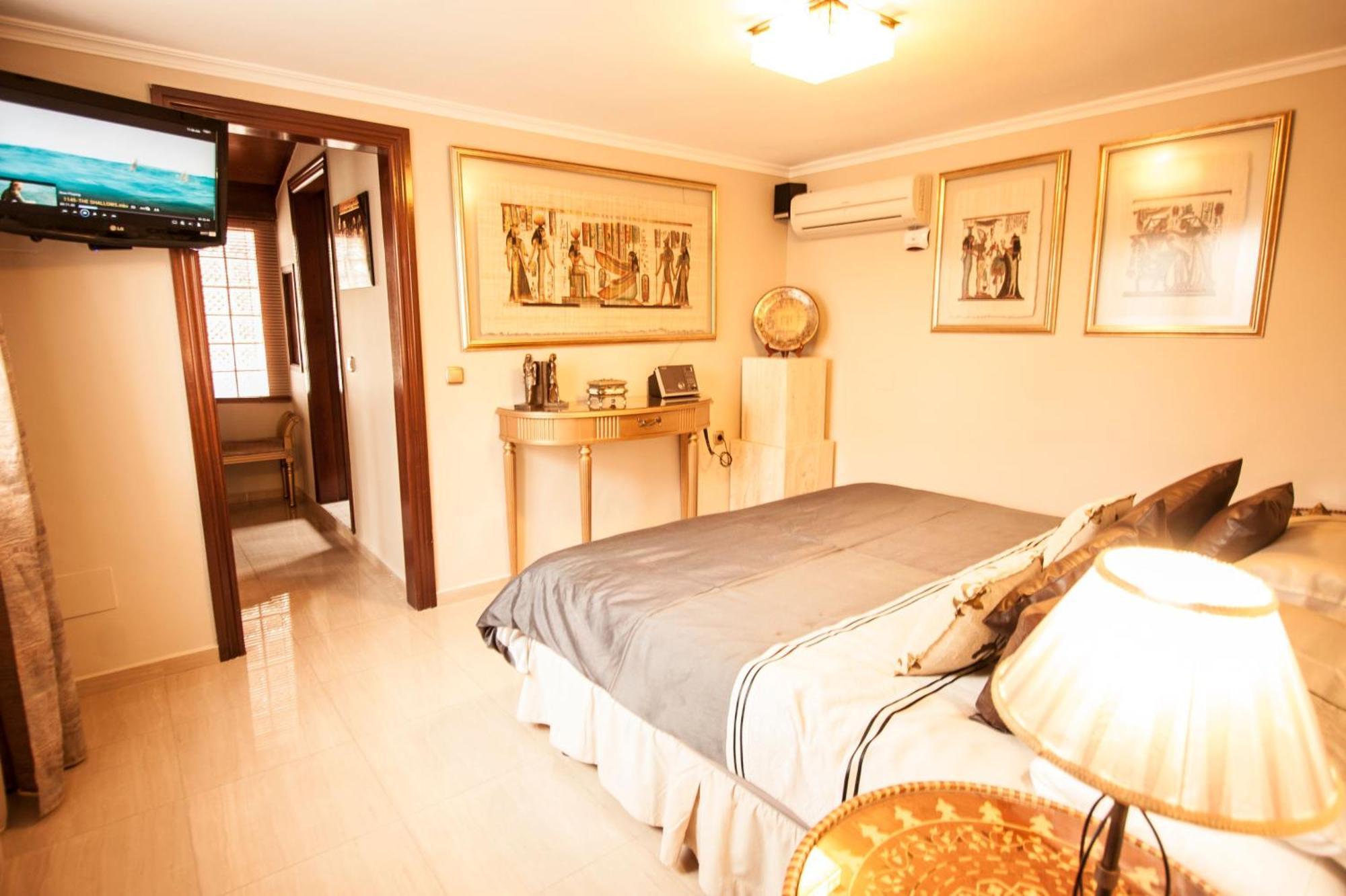 Turrion Fuer 14 Personen In Holiday home